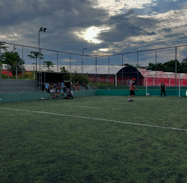 Vista do campo society do KM80 Esportes